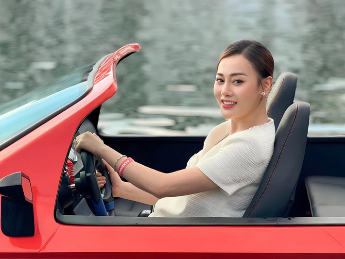 Bà bầu Phương Oanh khoe loạt ảnh trên siêu xe. Ảnh: FBNV.