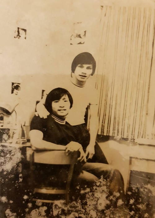 Trên trang cá nhân, nam MC từng chia sẻ một số hình ảnh ngày trẻ. Trong ảnh, Lại Văn Sâm là người ngồi trên ghế. Bức ảnh chụp vào ngày 19/2/1979. Ảnh: FBNV.