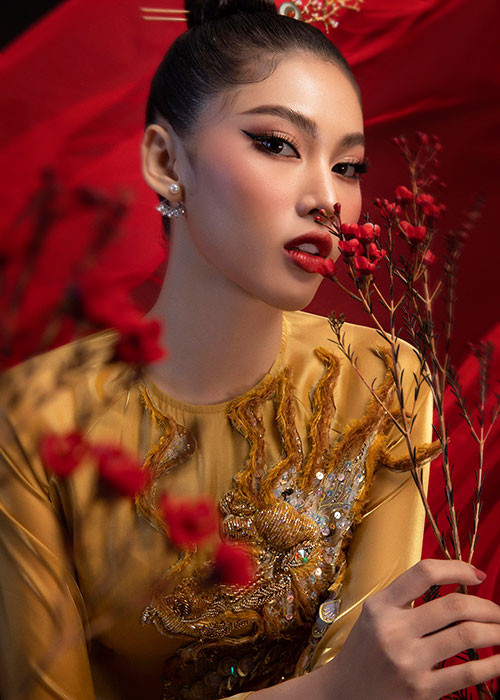 Quốc phục của Á hậu Ngọc Thảo mang tên “Lá ngọc cành vàng”.