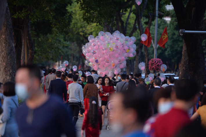 Chiều mùng 1 Tết Tân Sửu 2021, các đoạn đường quanh Hồ Gươm trở nên đông đúc.
