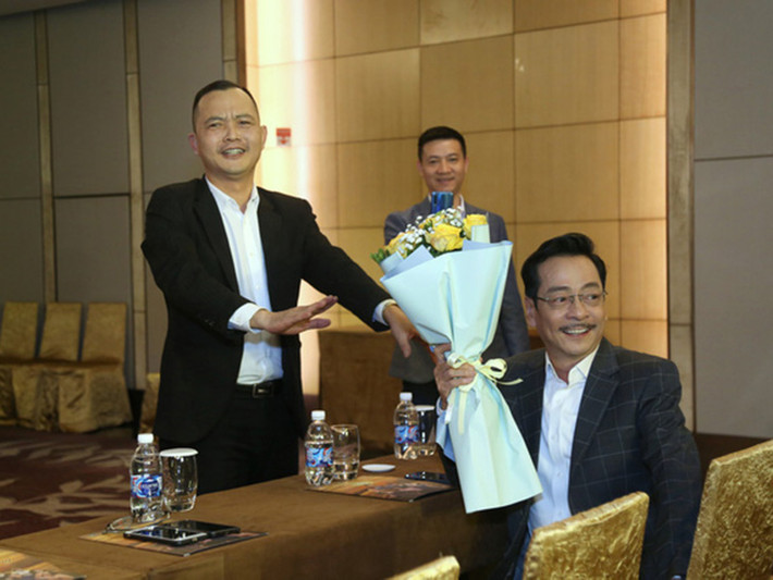 Theo Thể thao văn hóa, cuối năm 2020, khi quay "Trở về giữa yêu thương", nghệ sĩ Hoàng Dũng nhập viện điều trị. Ban đầu ông bị đau lưng, lan xuống chân. Tại buổi họp báo, NSND Hoàng Dũng phải nhờ người dìu lên sân khấu. Ảnh: VTV