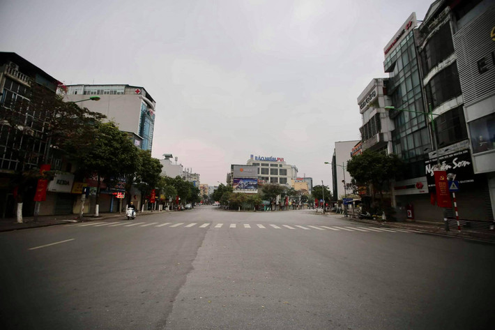 Hà Nội thanh bình, không náo nhiệt, tất bật như thường ngày.
