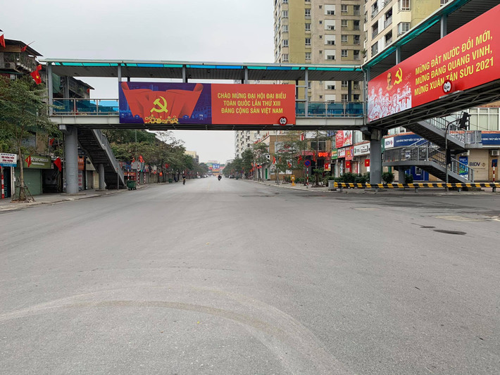 Người dân Hà Nội ở trong nhà làm mâm cơm cúng vào buổi sáng đầu tiên của năm mới.