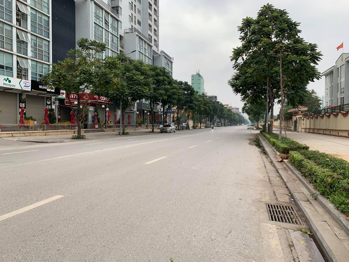 Hàng loạt cửa hàng đón cửa vào sáng ngày đầu tiên của năm mới 2021.