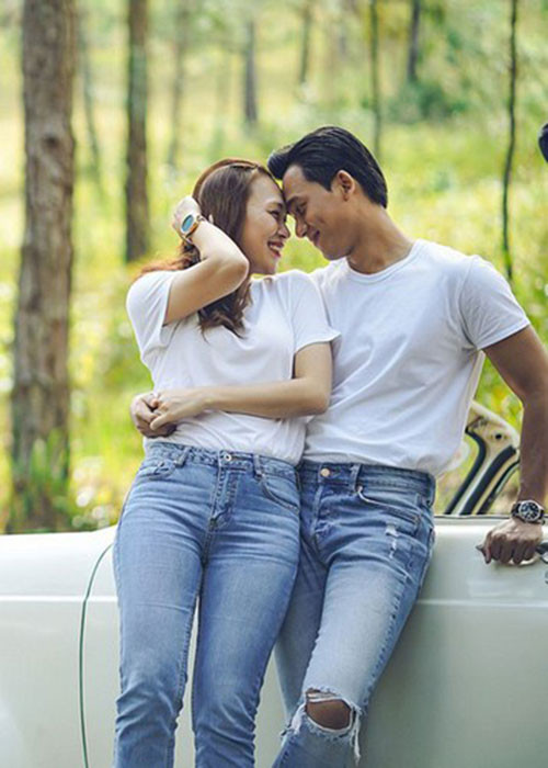 Cả hai thân thiết tại sự kiện lẫn đời thường làm dấy nghi vấn phim giả tình thật.