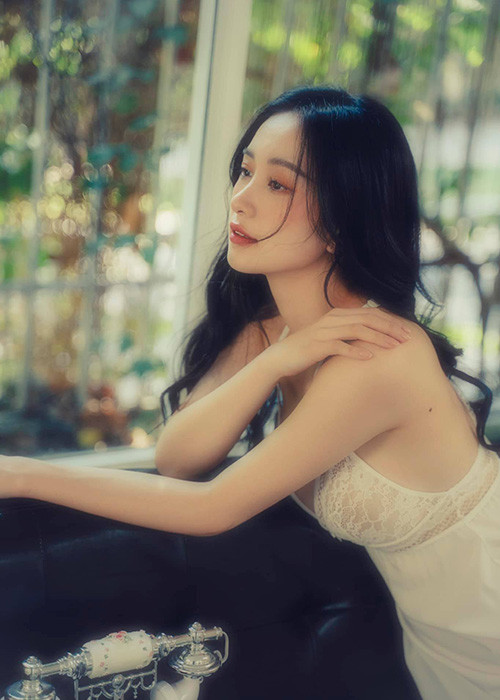 Sở hữu vòng một dao kéo gợi cảm, Jun Vũ khiến người đối diện khó rời mắt.