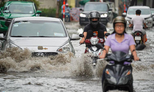 Cơn mưa lớn trưa 21/6 khiến nhiều tuyến đường ở quận 2 như Thảo Điền, Quốc Hương, Nguyễn Văn Hưởng ngập sâu. Hàng loạt ôtô và xe gắn máy bị chết máy khi di chuyển qua khu vực này.