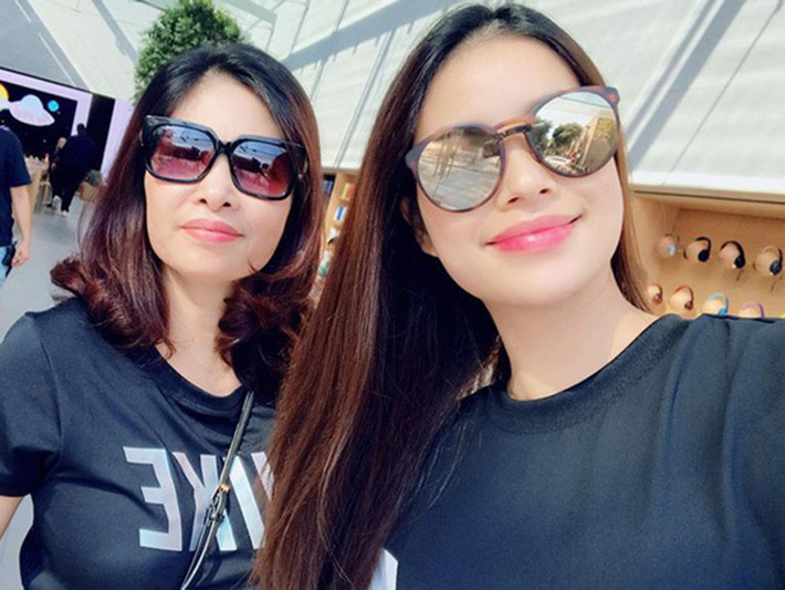 Ở Mỹ, cuộc sống của Phạm Hương bên mẹ, con trai và chồng sắp cưới đầy bình yên. Ảnh: Vietnamnet