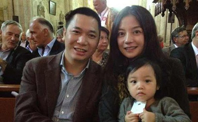 Đến nay đã một thập kỷ trôi qua, Triệu Vy vẫn chưa có một đám cưới đúng nghĩa với doanh nhân họ Huỳnh. Năm 2016, gia đình của nữ diễn viên đứng trước sóng gió khi vợ chồng Triệu Vy bị cáo buộc gian lận chính khoán. Gần đây, cả hai cùng mua một căn hộ, để tên con gái làm người thụ hưởng. Thông tin trên đập tan tin đồn bất hòa, ly hôn âm thầm của Triệu Vy - Huỳnh Hữu Long suốt nhiều năm.