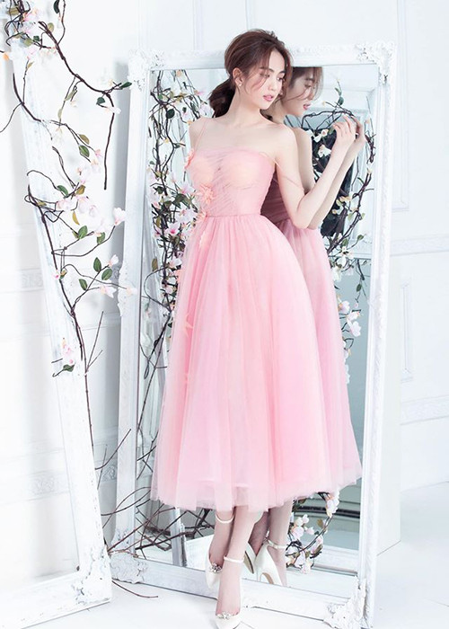 Ngọc Trinh vừa tung bộ ảnh mới. Cô mặc trang phục của nhà thiết kế thân quen Đỗ Long.