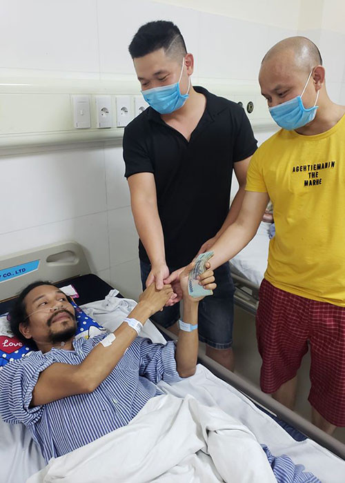 Theo Tiền Phong, đêm 19/6, nam ca sĩ Hồ Phàm bị bắn trọng thương khi đang được một người bạn chở bằng xe máy. Ngay sau đó, ca sĩ Hồ Phàm được đưa vào bệnh viện cấp cứu trong tình trạng bị thương nặng. Ảnh: Vietnamnet
