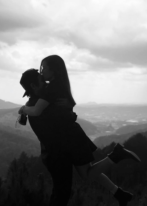 Sau tin đồn đường ai nấy đi với Hoài Lâm, Bảo Ngọc dính nghi vấn sinh con. Đúng như đồn đoán, cặp đôi bí mật kết hôn và có con.