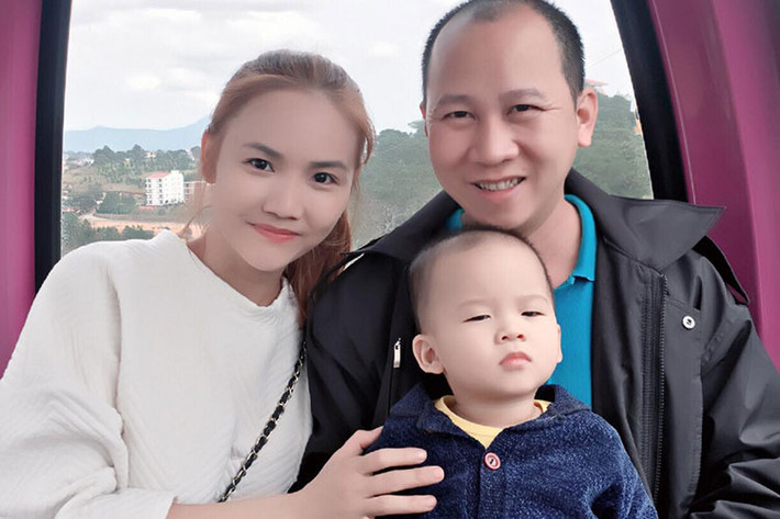 Vì đồng cảm, nhạc sĩ Bảo Huy ngỏ lời muốn giúp Anh Thúy ra sản phẩm âm nhạc. Trong quá trình hợp tác, cả hai nảy sinh tình cảm và quyết định kết hôn. Hạnh phúc thêm viên mãn khi Anh Thúy hạ sinh con trai đầu lòng vào tháng 11/2015. Ảnh: FBNV