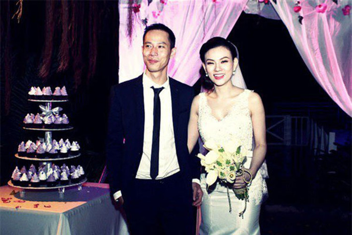 Thu Thủy là cựu thành viên nhóm Mây Trắng. Vốn là người kín tiếng, vào năm 2014, cô lần đầu công khai chuyện tình cảm với mối tình đầu. Tháng 10 cùng năm đó, Thu Thủy bí mật lên xe hoa. Ảnh: Khám phá