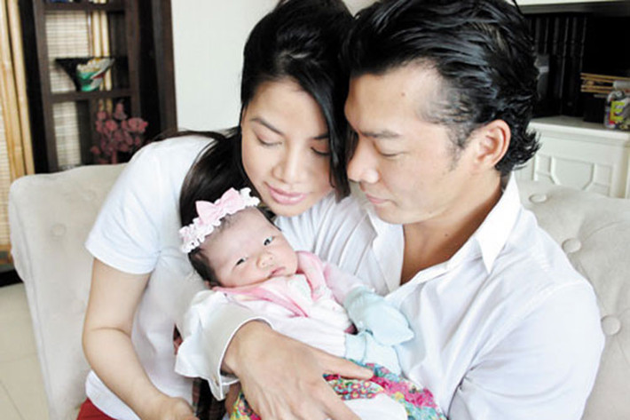Năm 2008, Trương Ngọc Ánh hạ sinh con gái đầu lòng và đặt tên bé là Bảo Tiên. Không chỉ chung sống hạnh phúc, cặp đôi còn gặt hái không ít thành công trong sự nghiệp điện ảnh và kinh doanh. Ảnh: Khám phá