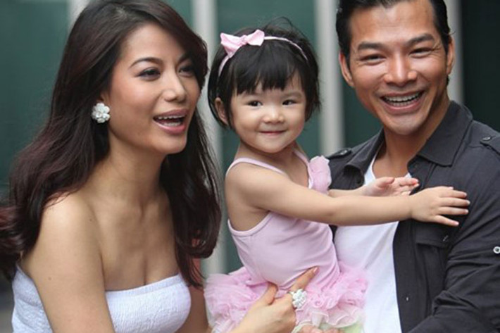 Cuối năm 2013, tin đồn về sự rạn nứt của Trương Ngọc Ánh và Trần Bảo Sơn bắt đầu rộ lên nhưng cả hai đều khéo léo phủ nhận tin đồn. Thế nhưng, tháng 4/2014, cặp đôi chính thức ly hôn sau khi không tìm được tiếng nói chung trong hôn nhân. Ảnh: Gia đình Việt Nam