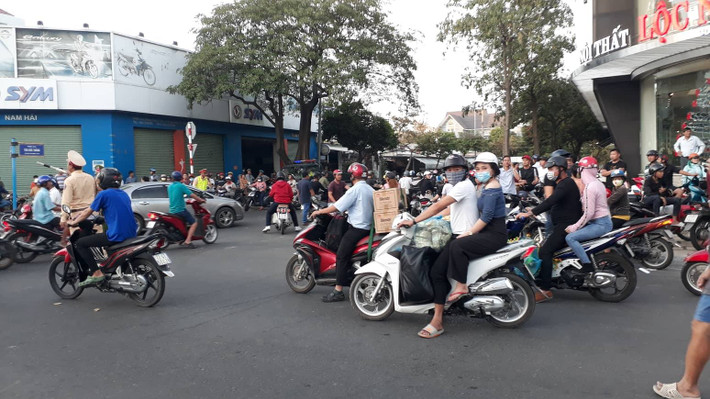 Hàng trăm người dân tập trung theo dõi quanh hiện trường vũ trường bỗng dưng đổ sập.