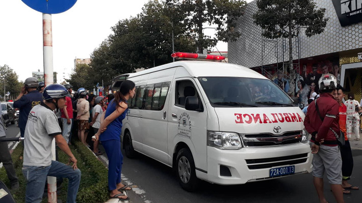 Hàng chục các bộ chiến sĩ Cảnh sát PCCC Công an tỉnh Bà Rịa - Vũng Tàu đang nỗ lực tiếp cận hiện trường để cứu nạn các nạn nhân bị mắc kẹt bên trong đống đổ nát nhưng rất khó khăn.