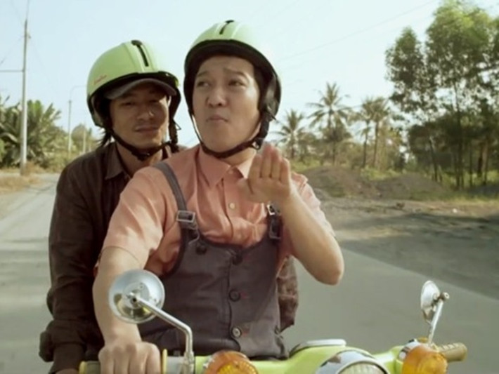 Từ năm 2015, đạo diễn Lý Hải bắt đầu làm series phim “Lật mặt”. Ở phần 1, anh đóng chính kiêm vai trò biên kịch và đạo diễn. Ngoài Lý Hải, phim còn có sự tham gia của Trường Giang. Sau khi bỏ ra 10 tỷ sản xuất phim, Lý Hải thu về đến 72 tỷ. Ảnh: Thể thao văn hóa