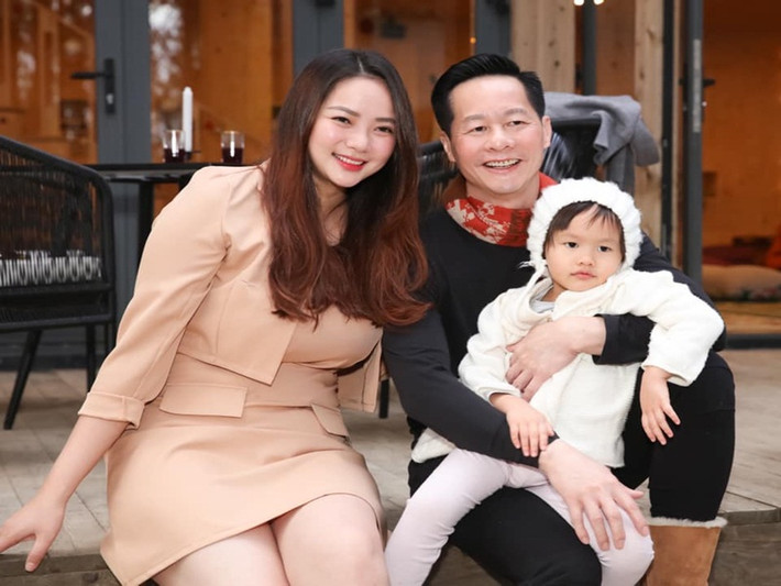 Phan Như Thảo được đại gia Đức An hết mực chiều chuộng. Ngoài tặng đất, vị doanh nhân này còn thường xuyên vào bếp nấu những món ăn ngon cho vợ con, bênh vực Phan Như Thảo khi cô bị chê phát tướng.