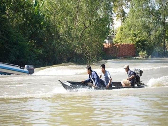 Rất may bằng tài nghệ “bẻ lái" của Lý Hải mà Võ Thành Tâm và Mạc Văn Khoa “thoát thân". Lý Hải nghĩ lại và bông đùa rằng: “Rủi đâm vô mà nó nổ cái thì ba đứa không biết bây giờ đi về đâu rồi". Ảnh: Thế giới điện ảnh