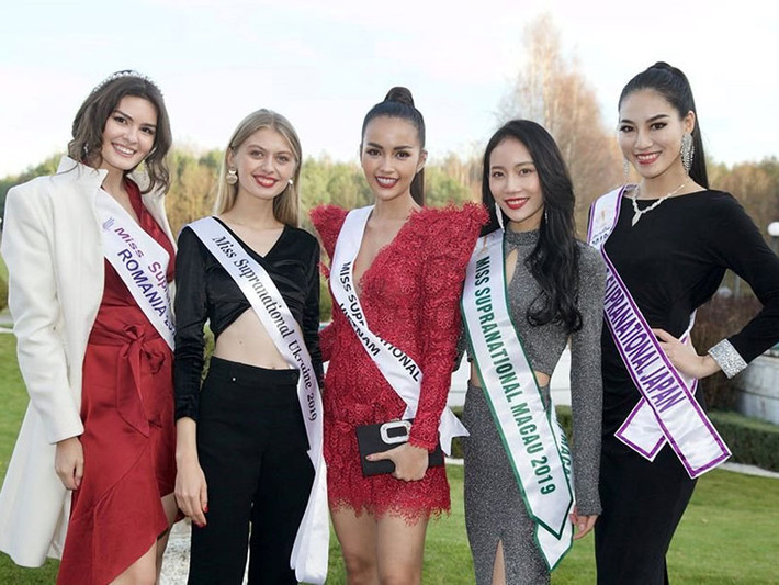 Khả năng ngoại ngữ tốt giúp Ngọc Châu trò chuyện với thí sinh cũng như trả lời phỏng viên quốc tế mà không gặp bất kì trở ngại nào.