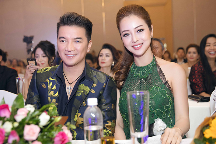 Giống Jennifer Phạm, Đàm Vĩnh Hưng cũng ngồi ghế nóng cuộc thi Nữ hoàng Doanh nhân đất Việt 2017.