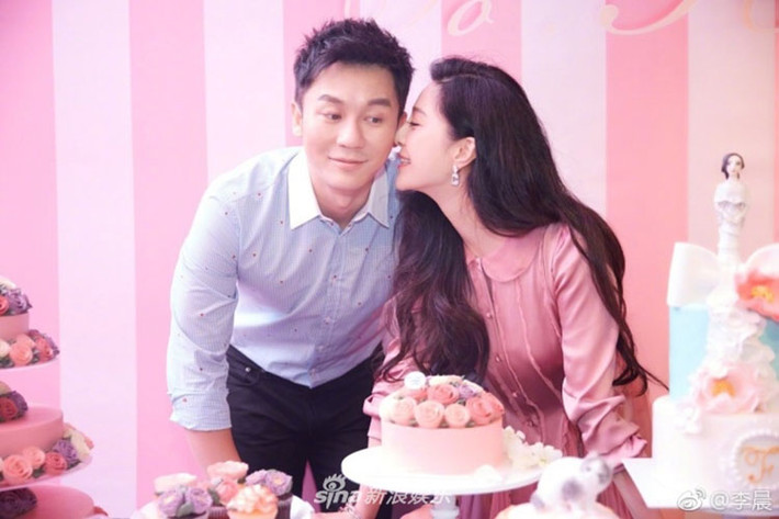 Phía Lý Thần xác nhận với Sina, nam tài tử đã cầu hôn bạn gái. Thông tin đám cưới thế kỷ của cặp đôi hot nhất nhì làng giải trí Hoa ngữ sẽ sớm được công bố. Ảnh: Sina