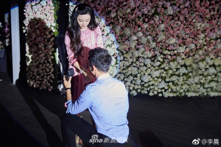 Sáng ngày 16/9, Lý Thần chia sẻ trên trang cá nhân hình ảnh cầu hôn Phạm Băng Băng trong đúng ngày sinh nhật lần thứ 36 của cô kèm lời chú thích: "Chúng ta...mãi mãi". Sau đó, Phạm Băng Băng chia sẻ lại bài viết của hôn phu kèm chú thích: "Mãi mãi...mãi mãi". Ảnh: Sina