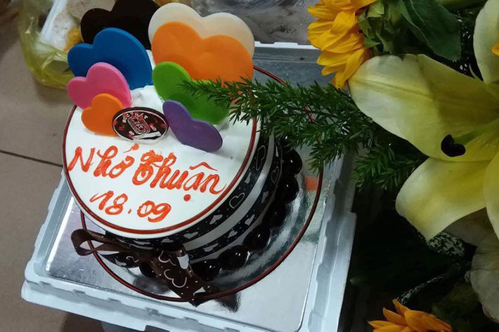 Vân Trang cũng viết status đầy xúc động: “Đến với sư phụ rồi đây. Từ lúc sư phụ bệnh, mang thai bé nên con không bên sư phụ những ngày cuối cùng. Gần giáp năm, sư phụ còn về nhắc con nữa đấy! Sư phụ ở đó, nhìn như mới hôm qua, giọng nói vẫn dịu dàng "sư phụ nghe nè Trang ơi".