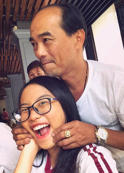 Phương Mỹ Chi tâm sự về bố: “Người đàn ông hài hước và tình cảm nhất căn nhà 118. Vẫn câu chúc cũ con mong ba bỏ từ từ thuốc lá, sức khỏe vững mạnh để dẫn đầu đoàn binh FC cổ vũ cho con gái hơi nhỏ nhắn này và lúc nào cũng tươi cười, hạnh phúc. Thương ba lắm. Đọc xong đừng có khóc nghe ba”.