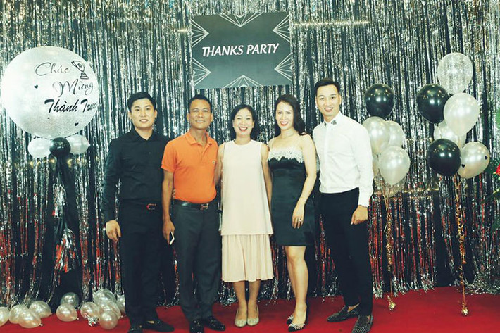 MC Thành Trung (ngoài cùng bên phải) mở tiệc mừng đoạt giải tại VTV Awards 2017.