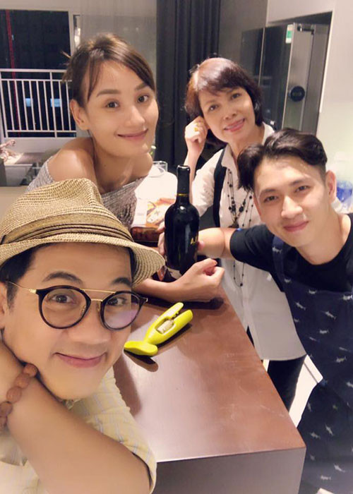 Đỗ An - chồng Lê Thúy vào bếp để chiêu đãi thần tượng của mình - nghệ sĩ Thành Lộc.