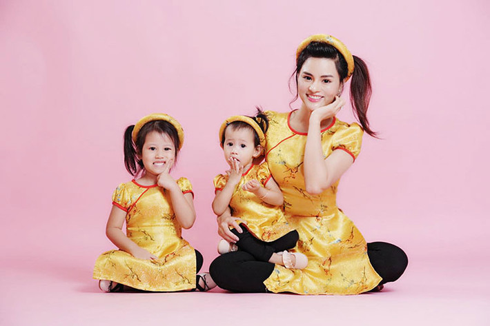 Vũ Thu Phương khoe hai con gái kèm tâm sự: “Khi chưa có con tôi nghĩ con cái là một điều phiền toái, bây giờ tôi thấy chúng là một phép màu và tôi lại có thể tạo ra phép màu đó”.