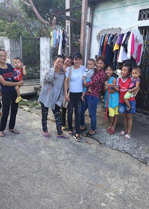 Sáng nay, đoàn từ thiện của Phương Thanh tiếp tục chuyến hành trình. Sau đó, nữ ca sĩ nhanh chóng trở lại Sài Gòn vào tối nay.