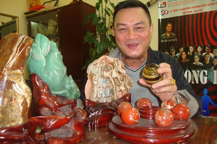 Mới đây, nam diễn viên phim "Của để dành" bất ngờ được nhắc đến trong đoạn livestream của Hồng Nhung - vợ Xuân Bắc. Theo lời Hồng Nhung, nghệ sĩ Anh Tú là người cộng tác viên đã tác động vào ban giám hiệu Trường Cao đẳng Văn hoá Nghệ thuật Hà Nội khiến cô không được chấm thi tốt nghiệp tại nơi cô làm giảng viên. Tuy nhiên, nghệ sĩ Anh Tú đã lên tiếng phủ nhận và cho rằng Hồng Nhung đã hiểu sai vấn đề. Ảnh: Sức khỏe Đời sống