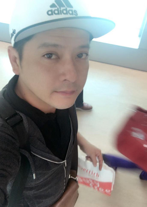 Diễn viên Hoàng Anh vội vã sang Mỹ để chăm vợ sắp sinh con. “Con gái ơi, mẹ vất vả lắm rồi, đừng làm mẹ buồn nữa, chờ ba qua thấy con”.