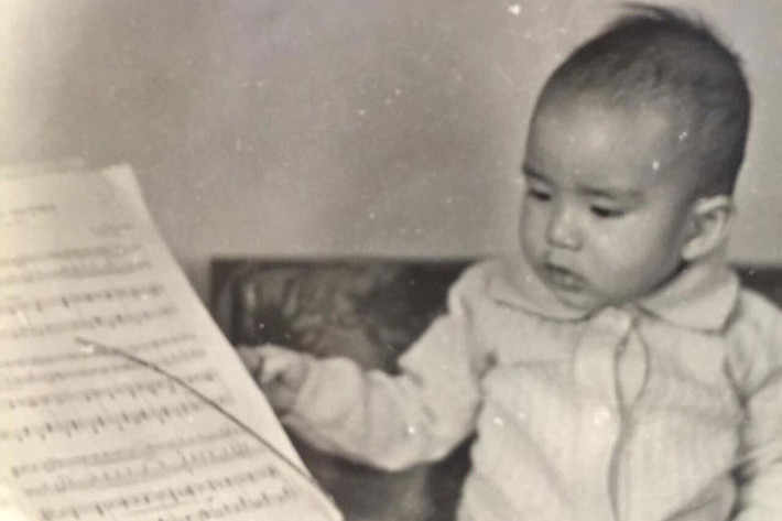 Ca sĩ Quang Hà khoe ảnh hồi nhỏ dễ thương. “Trán thế này chứ không bướng đâu nhé cả nhà ạ”, anh chia sẻ.