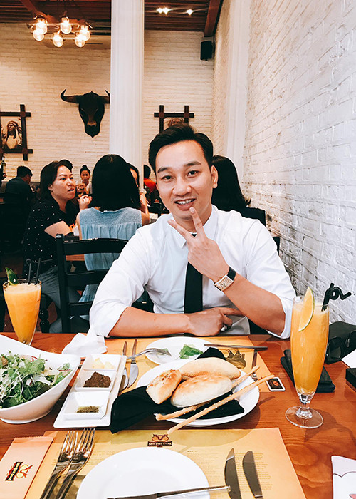 Bà xã MC Thành Trung chia sẻ: "Anh xã quốc dân nhịn ăn sáng, đi làm từ sớm tinh mơ ...xong việc quay về để chờ "bà vợ của năm" ngủ đến trưa mới dậy đi măm cả thể”.