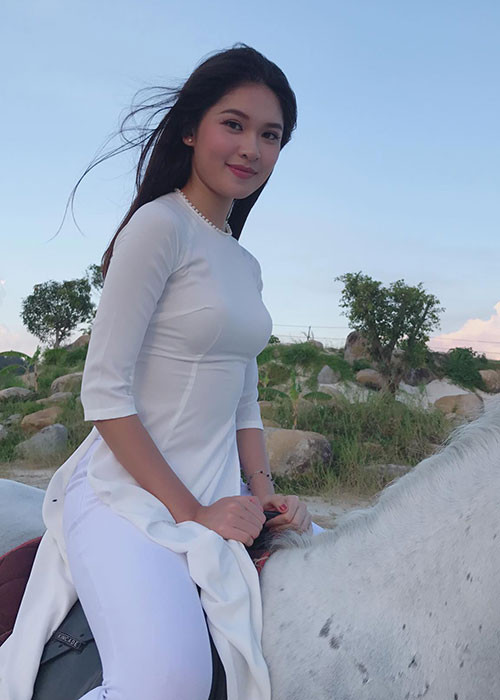 Á hậu Thùy Dung viết trên trang cá nhân: "Công chúa bạch mã đi tìm hoàng tử đây".