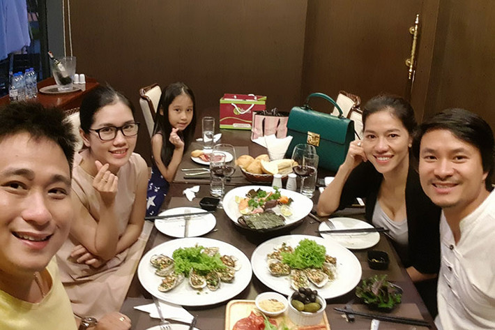 Vợ chồng Minh Tiệp dẫn con gái đi ăn cùng đạo diễn Hoàng Nhật Nam.