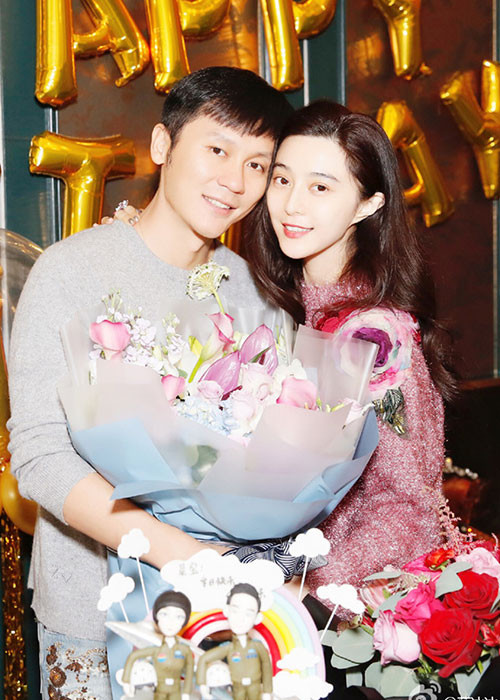 Sinh nhật Lý Thần vào năm 2016, Phạm Băng Băng tổ chức bữa tiệc đơn giản nhưng ấm cúng và hạnh phúc dành cho bạn trai. Ngoài ra, cô còn chúc Lý Thần: “Sinh nhật hạnh phúc, anh nhất định phải hạnh phúc”. Ảnh: Sina