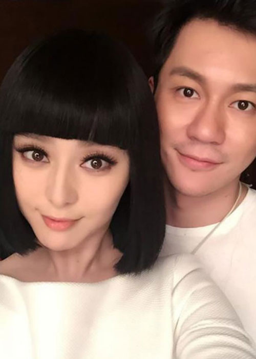 Phạm Băng Băng và Lý Thần nảy sinh tình cảm trên phim trường “Võ Mị Nương truyền hình”. Bị đồn hẹn hò từ tháng 3/2014 nhưng phải đến tháng 5/2015, cả hai công khai yêu đương bằng bức ảnh chụp chung kèm chú thích: “Chúng tôi”. Ảnh: Ifeng