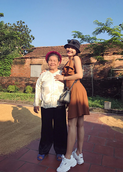 Bảo Thanh “Sống chung với mẹ chồng” về tận quê Bắc Ninh để đón bà ngoại lên thăm căn nhà mới của cô.