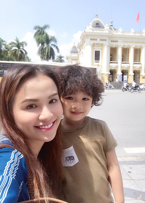 Diễm Hương cảm thấy bình yên khi bên gia đình nhỏ của mình.