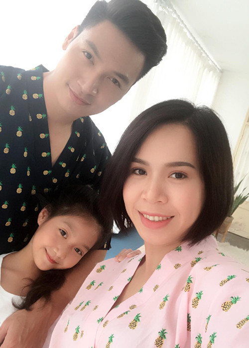 Mạnh Trường dẫn vợ và con gái đi chụp hình.