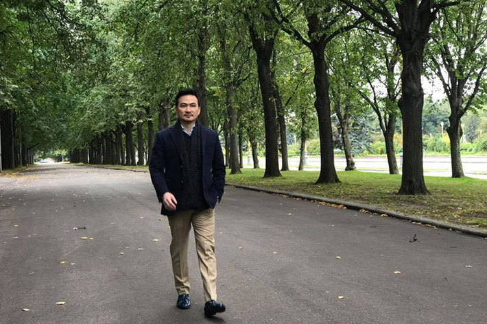 Diễn viên Chi Bảo mặc ấm áp trong tiết trời 13 độ C của Moscow, Nga.