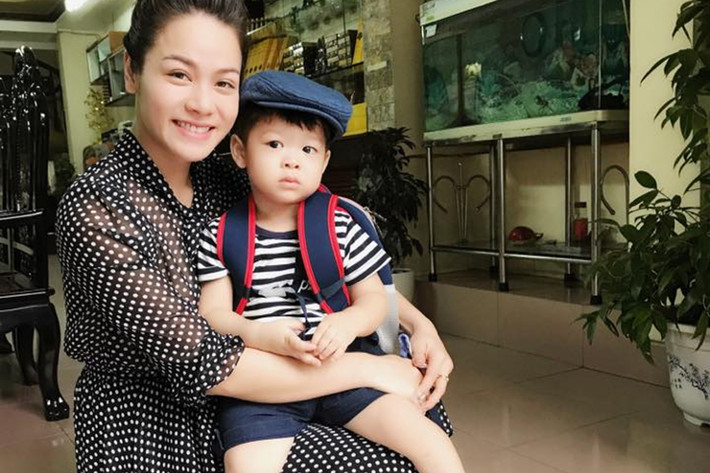Nhật Kim Anh chia sẻ: “Ngày thứ 3 Tin đi học. Mẹ và bà nội đưa tới trường. Trộm vía! Tin rất ngoan và rất thích đi học. Cứ đòi đi học suốt”.