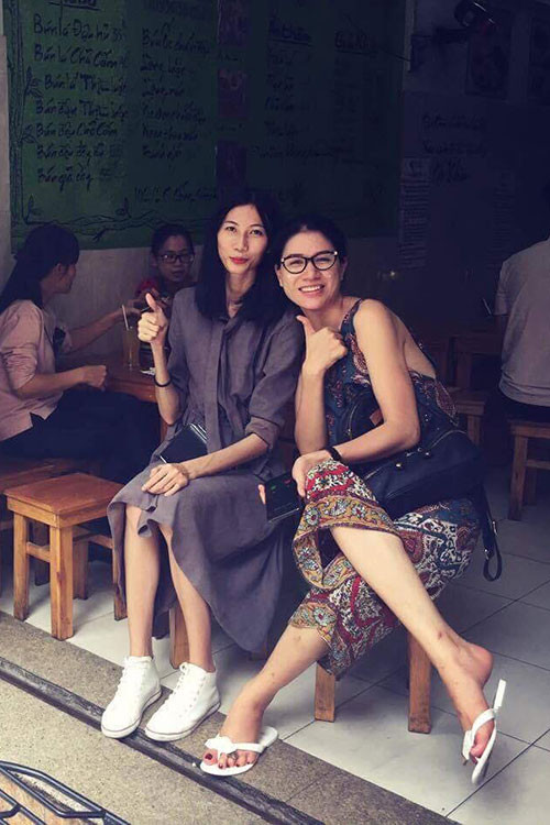 Sau ồn ào xuất hiện gầy trơ xương trên sóng truyền hình, Cao Ngân (trái) đang nỗ lực tăng cân. Mới nhất, cô khoe ảnh đi ăn ở quán của Trang Trần.