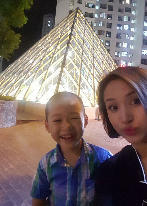 MC Vân Hugo vui vẻ bên con trai. “Nhà giả kim và cậu bé chăn cừu đã tìm thấy kim tự tháp”, nữ MC chia sẻ.